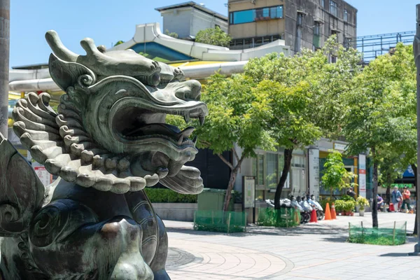 Una statua del drago nel Bangka Park (anche Mangka, Mengjia e Mengxia Park), un parco nel distretto di Wanhua, vicino al famoso Tempio Lungshan a Taipei, Taiwan — Foto Stock