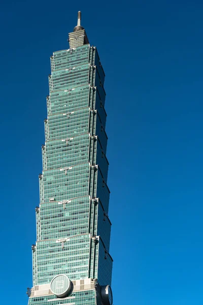 Taipei 101 arranha-céus construindo vista de perto sobre o céu azul escuro. anteriormente conhecido como o Taipei World Financial Center. Um marco arranha-céu superalto no distrito de Xinyi, Taipei, Taiwan — Fotografia de Stock