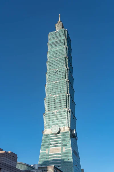 Тайбей 101 хмарочос будівлі закрити вид на темне Синє небо. раніше відомий як Тайбей всесвітній фінансовий центр. Великий хмарочос в районі Сінььї, Тайбей, Тайвань — стокове фото