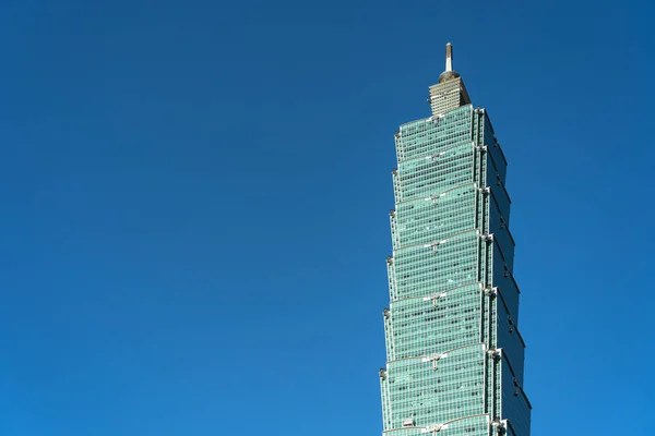 Taipei 101 rascacielos edificio vista de cerca sobre el cielo azul oscuro. anteriormente conocido como el Taipei World Financial Center. Un rascacielos superalto emblemático en el distrito de Xinyi, Taipéi, Taiwán —  Fotos de Stock