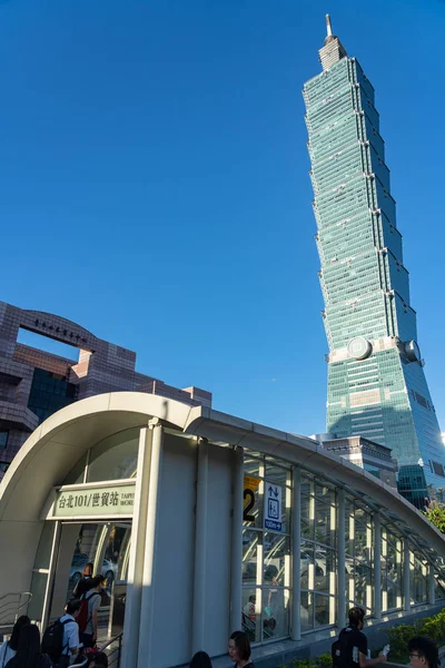 Taipei 101 World Trade Center vista de la calle de la estación de metro, con Taipei101 rascacielos edificio sobre el cielo azul oscuro. Un rascacielos superalto emblemático en el distrito de Xinyi, Taipei, Taiwán. AGO 06, 2019 — Foto de Stock