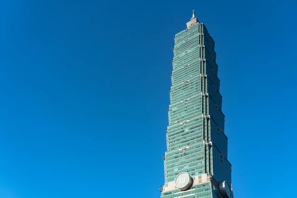 Taipei 101 skyscraper building close up view over dark blue sky. formerly known as the Taipei World Financial Center. A landmark supertall skyscraper in Xinyi District, Taipei, Taiwan — Stock Photo, Image