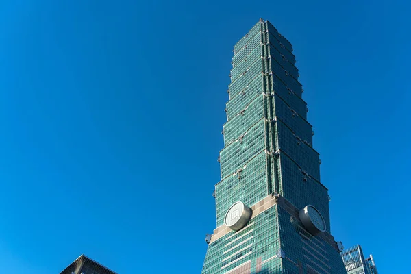 Taipei 101 arranha-céus construindo vista de perto sobre o céu azul escuro. anteriormente conhecido como o Taipei World Financial Center. Um marco arranha-céu superalto no distrito de Xinyi, Taipei, Taiwan — Fotografia de Stock