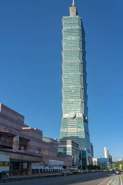 Тайбей 101 Всесвітній торговий центр станція метро вид на вулицю, з Taipei101 хмарочос будівлі над темно-Синє небо. Орієнтир супервисокий хмарочос в районі Сінььї, Тайбей, Тайвань. 06 серпня 2019 — стокове фото