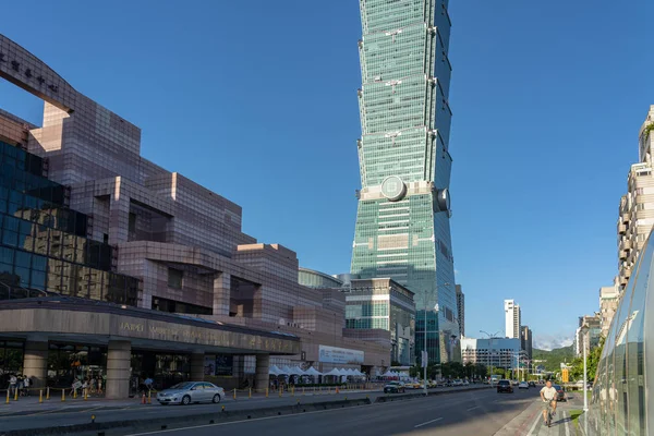 Тайбей 101 Всесвітній торговий центр станція метро вид на вулицю, з Taipei101 хмарочос будівлі над темно-Синє небо. Орієнтир супервисокий хмарочос в районі Сінььї, Тайбей, Тайвань. 06 серпня 2019 — стокове фото
