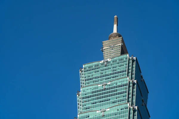 Ταϊπέι 101 κτίριο ουρανοξύστη κοντά στο σκούρο γαλάζιο του ουρανού. παλαιότερα γνωστό ως το παγκόσμιο οικονομικό κέντρο της Ταϊπέι. Ένα ορόσημο υπερψηλό ουρανοξύστη στην περιοχή XinYi, Ταϊπέι, Ταϊβάν — Φωτογραφία Αρχείου