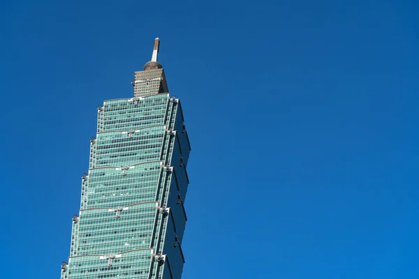 Taipei 101 arranha-céus construindo vista de perto sobre o céu azul escuro. anteriormente conhecido como o Taipei World Financial Center. Um marco arranha-céu superalto no distrito de Xinyi, Taipei, Taiwan — Fotografia de Stock
