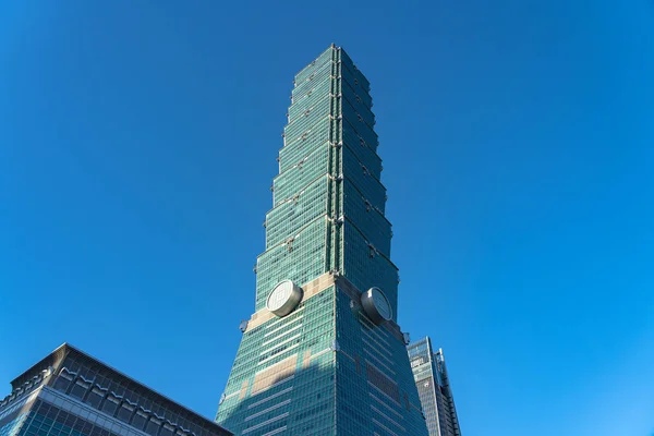 Taipei 101 Wolkenkratzer aus nächster Nähe Blick über den dunkelblauen Himmel. früher bekannt als das weltweite Finanzzentrum Taipeh. ein markanter superhoher Wolkenkratzer im Bezirk xinyi, taipei, taiwan — Stockfoto