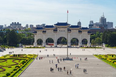Ulusal Tayvan Demokrasi Memorial Hall ana kapısı (Ulusal Chiang Kai-shek Memorial Hall), Metin Çince kemerler üzerinde 