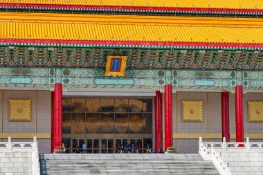 Tayvan Ulusal Konser Salonu, Ulusal Tayvan Demokrasi Memorial Hall alanı içinde çin tarzı mimarisi. Çince metin 