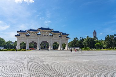 Ulusal Tayvan Demokrasi Memorial Hall ana kapısı (Ulusal Chiang Kai-shek Memorial Hall), Metin Çince kemerler üzerinde 