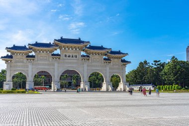 Ulusal Tayvan Demokrasi Memorial Hall ana kapısı (Ulusal Chiang Kai-shek Memorial Hall), Metin Çince kemerler üzerinde 