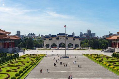 Ulusal Tayvan Demokrasi Memorial Hall ana kapısı (Ulusal Chiang Kai-shek Memorial Hall), Metin Çince kemerler üzerinde 