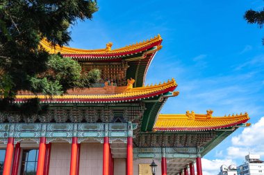 Tayvan Ulusal Tiyatrosu, Ulusal Tayvan Demokrasi Memorial Hall alanı içinde bir Çin tarzı mimarisi (Ulusal Chiang Kai-shek Memorial Hall) yakın çekim görünümü. Taipei, Tayvan