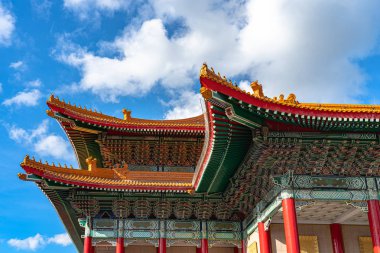 Tayvan Ulusal Tiyatrosu, Ulusal Tayvan Demokrasi Memorial Hall alanı içinde bir Çin tarzı mimarisi (Ulusal Chiang Kai-shek Memorial Hall) yakın çekim görünümü. Taipei, Tayvan