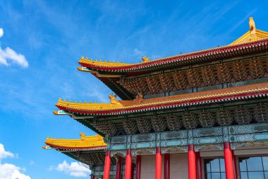 Tayvan Ulusal Tiyatrosu, Ulusal Tayvan Demokrasi Memorial Hall alanı içinde bir Çin tarzı mimarisi (Ulusal Chiang Kai-shek Memorial Hall) yakın çekim görünümü. Taipei, Tayvan