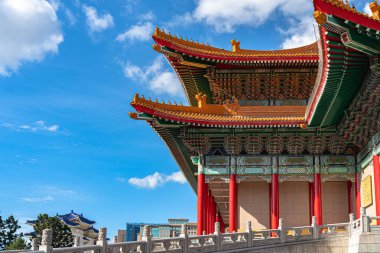 Tayvan Ulusal Tiyatrosu, Ulusal Tayvan Demokrasi Memorial Hall alanı içinde bir Çin tarzı mimarisi (Ulusal Chiang Kai-shek Memorial Hall) yakın çekim görünümü. Taipei, Tayvan