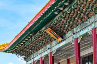 Tayvan Ulusal Tiyatrosu'nun yakın çekim görünümü, Ulusal Tayvan Demokrasi Anıt Salonu alanı içinde Çin tarzı bir mimari. Çince metin 