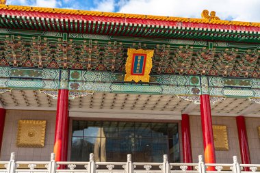 Tayvan Ulusal Tiyatrosu'nun yakın çekim görünümü, Ulusal Tayvan Demokrasi Anıt Salonu alanı içinde Çin tarzı bir mimari. Çince metin 