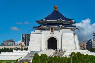Açık mavi gökyüzü arka plan ile Ulusal Tayvan Demokrasi Memorial Hall ana binanın yakın çekim görünümü. Taipei, Tayvan. Çince metin 