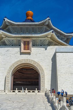 Açık mavi gökyüzü arka plan ile Ulusal Tayvan Demokrasi Memorial Hall ana binanın yakın çekim görünümü. Çince metin 