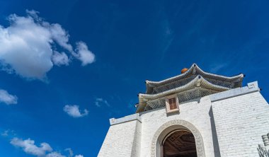Açık mavi gökyüzü arka plan ile Ulusal Tayvan Demokrasi Memorial Hall ana binanın yakın çekim görünümü. Taipei, Tayvan. Çince metin 
