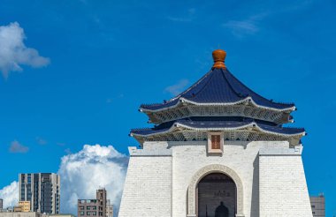 Açık mavi gökyüzü arka plan ile Ulusal Tayvan Demokrasi Memorial Hall ana binanın yakın çekim görünümü. Taipei, Tayvan. Çince metin 