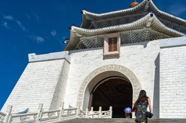 Açık mavi gökyüzü arka plan ile Ulusal Tayvan Demokrasi Memorial Hall ana binanın yakın çekim görünümü. Taipei, Tayvan. Çince metin 
