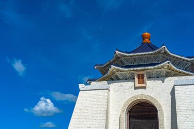 Açık mavi gökyüzü arka plan ile Ulusal Tayvan Demokrasi Memorial Hall ana binanın yakın çekim görünümü. Taipei, Tayvan. Çince metin 