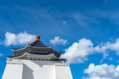 Açık mavi gökyüzü arka plan ile Ulusal Tayvan Demokrasi Memorial Hall ana binanın çatı. Taipei, Tayvan.