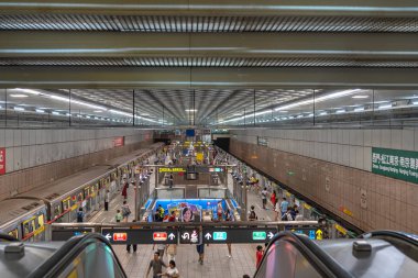 Chiang Kai-shek Memorial Hall metro istasyonu platform görünümü. Taipei Metrosu tarafından hizmet verilen Kırmızı hat ve Yeşil hat için bir metro transfer istasyonu. Taipei, Tayvan. 10 Ağustos 2019