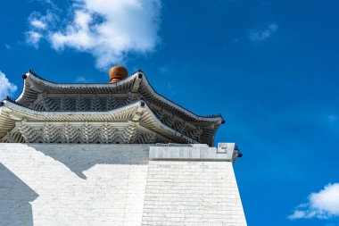 Açık mavi gökyüzü arka plan ile Ulusal Tayvan Demokrasi Memorial Hall ana binanın yan duvar. Taipei, Tayvan.