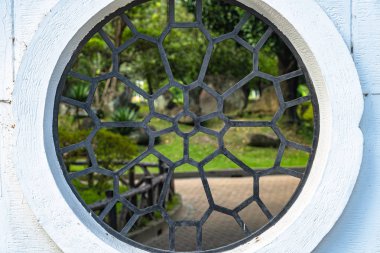 Ulusal Tayvan Demokrasi Memorial Hall Park yan duvar penceresi ( Ulusal Chiang Kai-shek Memorial Hall ). Taipei, Tayvan