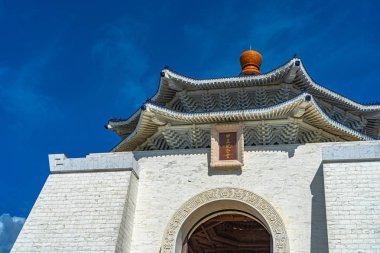 Açık mavi gökyüzü arka plan ile Ulusal Tayvan Demokrasi Memorial Hall ana binanın yakın çekim görünümü. Taipei, Tayvan. Çince metin 