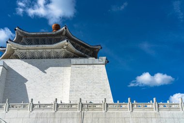 Açık mavi gökyüzü arka plan ile Ulusal Tayvan Demokrasi Memorial Hall ana binanın yan duvar. Taipei, Tayvan.