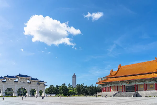 La puerta principal del National Taiwan Democracy Memorial Hall (National Chiang Kai-shek Memorial Hall), Texto en chino sobre los arcos significa "Plaza de la Libertad". Taipei, Taiwán. AGO 10, 2019 — Foto de Stock