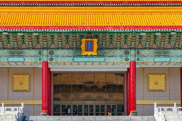 A nemzeti Hangversenyterem Tajvan, egy kínai stílusú építészet belül a nemzeti Tajvan demokrácia Memorial Hall területén. Szöveg kínai jelentése: "nemzeti Concert Hall". Taipei, Tajvan. Augusztus 10, 2019 — Stock Fotó