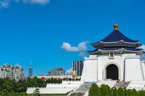 Vista de cerca del edificio principal del National Taiwan Democracy Memorial Hall con un fondo de cielo azul claro. Taipei, Taiwán. Texto en chino significa "National Chiang Kai-shek Memorial Hall " — Foto de Stock