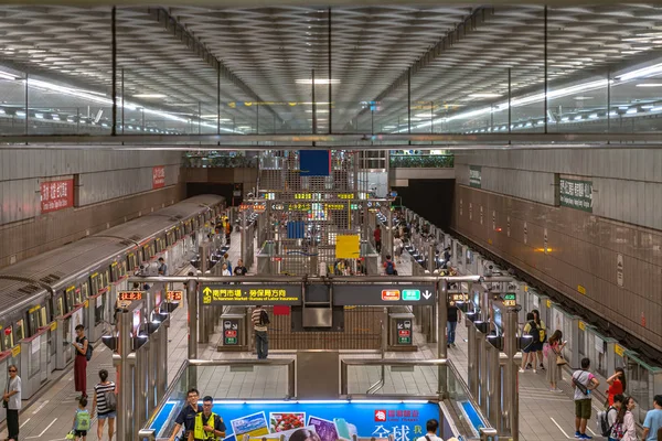 チェンカイシェク記念館地下鉄駅のプラットホームビュー。台北地下鉄が運行するレッドラインとグリーン線の地下鉄乗り換え駅です。台北、台湾。2019年8月10日 — ストック写真