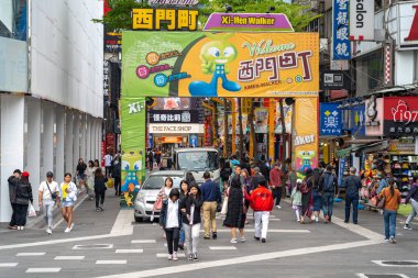 Taipei, Tayvan - 15 Nisan 2019 : Wanhua semtinde, Taipei'de sokak pazarı ön girişi. Tayvan popüler bir ilçe, Insanlar gıdalar, mağazalar, film, moda, kafeler, restoranlar için ziyaret.