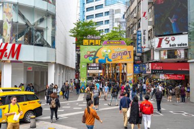 Taipei, Tayvan - 15 Nisan 2019 : Wanhua semtinde, Taipei'de sokak pazarı ön girişi. Tayvan popüler bir ilçe, Insanlar gıdalar, mağazalar, film, moda, kafeler, restoranlar için ziyaret.