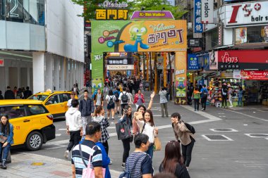 Taipei, Tayvan - 15 Nisan 2019 : Wanhua semtinde, Taipei'de sokak pazarı ön girişi. Tayvan popüler bir ilçe, Insanlar gıdalar, mağazalar, film, moda, kafeler, restoranlar için ziyaret.