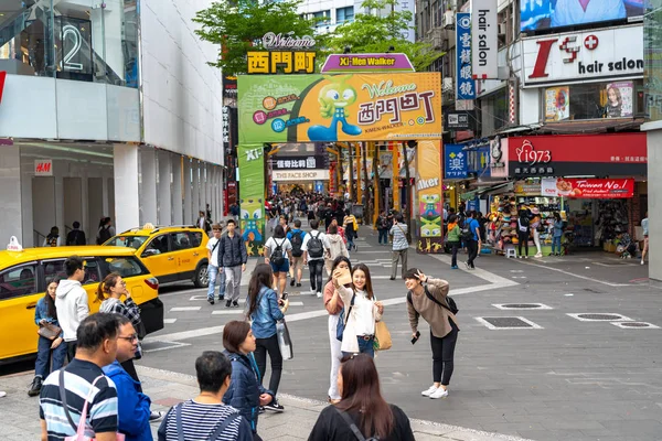 Taipei, Tayvan - 15 Nisan 2019 : Wanhua semtinde, Taipei'de sokak pazarı ön girişi. Tayvan popüler bir ilçe, Insanlar gıdalar, mağazalar, film, moda, kafeler, restoranlar için ziyaret.
