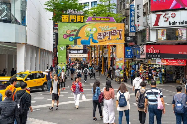 台北、台湾 - 2019年4月15日: 台北市万華地区の通りの市場正面入り口。台湾で人気のある地区、人々は食べ物、ショップ、映画、ファッション、カフェ、レストランを訪問します. — ストック写真