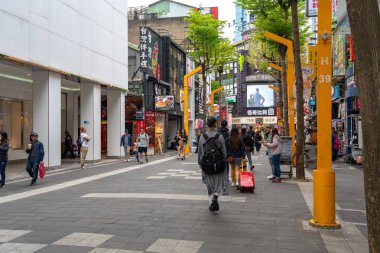 Taipei, Tayvan - 15 Nisan 2019 : Wanhua semtinde ki Ximending sokak pazarı, Taipei. Tayvan popüler bir ilçe, Insanlar gıdalar, mağazalar, film, moda, kafeler, restoranlar için ziyaret.