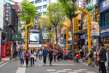 Taipei, Tayvan - 15 Nisan 2019 : Wanhua semtinde ki Ximending sokak pazarı, Taipei. Tayvan popüler bir ilçe, Insanlar gıdalar, mağazalar, film, moda, kafeler, restoranlar için ziyaret.