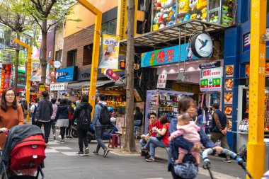 Taipei, Tayvan - 15 Nisan 2019 : Wanhua semtinde ki Ximending sokak pazarı, Taipei. Tayvan popüler bir ilçe, Insanlar gıdalar, mağazalar, film, moda, kafeler, restoranlar için ziyaret.