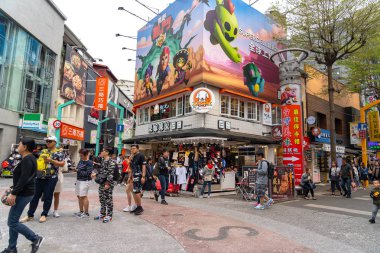 Taipei, Tayvan - 15 Nisan 2019 : Wanhua semtinde ki Ximending sokak pazarı, Taipei. Tayvan popüler bir ilçe, Insanlar gıdalar, mağazalar, film, moda, kafeler, restoranlar için ziyaret.