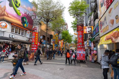 Taipei, Tayvan - 15 Nisan 2019 : Wanhua semtinde ki Ximending sokak pazarı, Taipei. Tayvan popüler bir ilçe, Insanlar gıdalar, mağazalar, film, moda, kafeler, restoranlar için ziyaret.