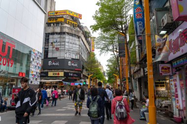 Taipei, Tayvan - 15 Nisan 2019 : Wanhua semtinde ki Ximending sokak pazarı, Taipei. Tayvan popüler bir ilçe, Insanlar gıdalar, mağazalar, film, moda, kafeler, restoranlar için ziyaret.